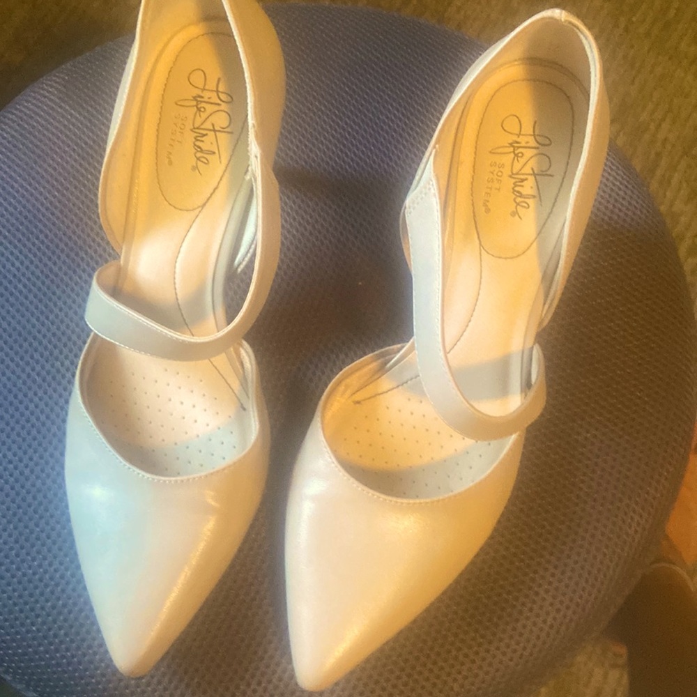 Only worn once. Women’s LifeStride tan heels. Really, really cute.